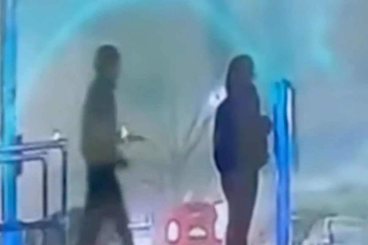 Τρόμος στη Νέα Υόρκη για τον μασκοφόρο με μαχαίρι - Επιτέθηκε σε γυναίκα στη μέση του δρόμου - Στη δημοσιότητα πλάνα από την απρόκλητη επίθεση - Σε εξέλιξη έρευνες για τον ύποπτο με τη μάσκα σκι