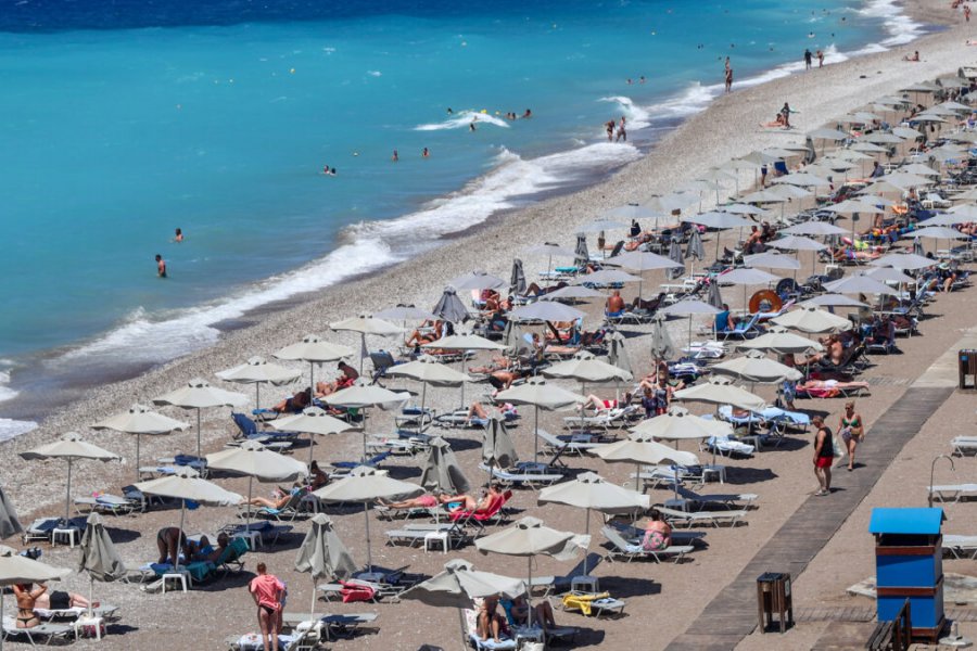 Χαλκιδική: Τοποθέτησαν και πάλι τις 100 ομπρέλες στην παραλία που είχε ξηλώσει ο δήμος Πολυγύρου - Οι ομπρέλες και οι ξαπλώστρες ήταν σε κοινόχρηστο χώρο στην παραλία και εμπόδιζαν την ελεύθερη πρόσβαση του κόσμου