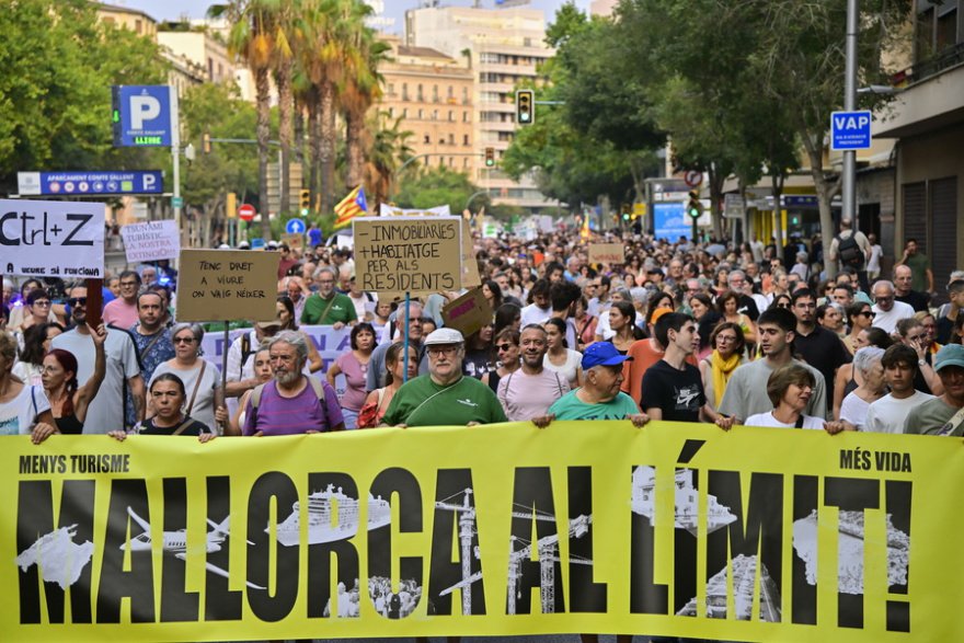 Χάος σε διαδήλωση κατά του υπερτουρισμού στη Μαγιόρκα: Οκτώ τραυματίες, πλαστικές σφαίρες και χιλιάδες διαδηλωτές, δείτε βίντεο