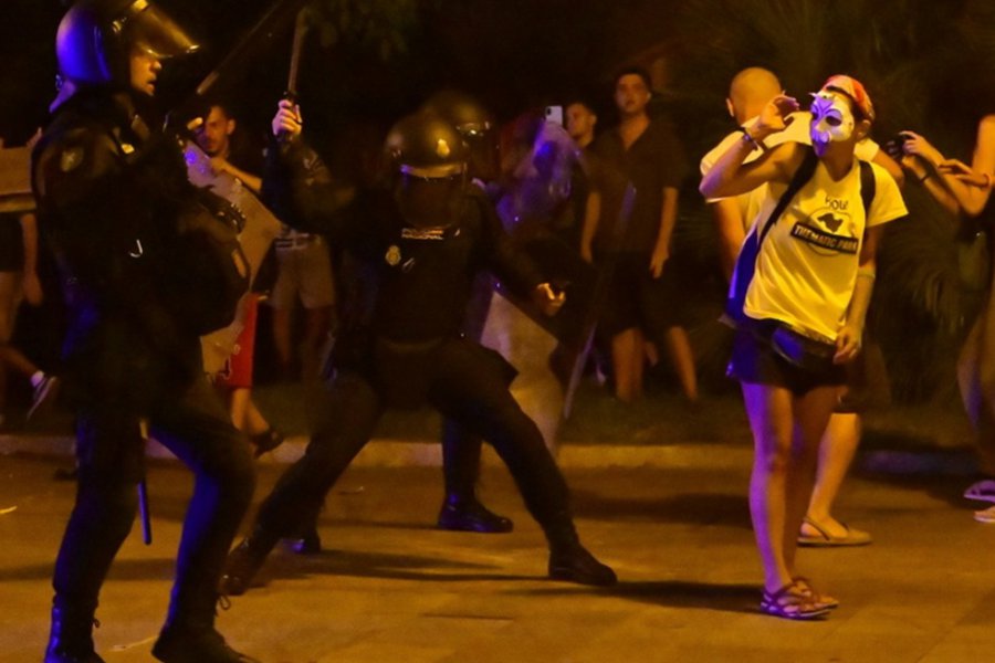 Χάος σε διαδήλωση κατά του υπερτουρισμού στη Μαγιόρκα: Οκτώ τραυματίες, πλαστικές σφαίρες και χιλιάδες διαδηλωτές, δείτε βίντεο - Οι διαδηλωτές κατήγγειλαν ότι η συνεχής αύξηση του τουρισμού έχει οδηγήσει σε κορεσμό των υποδομών και των δημόσιων υπηρεσιών, επηρεάζοντας αρνητικά τ