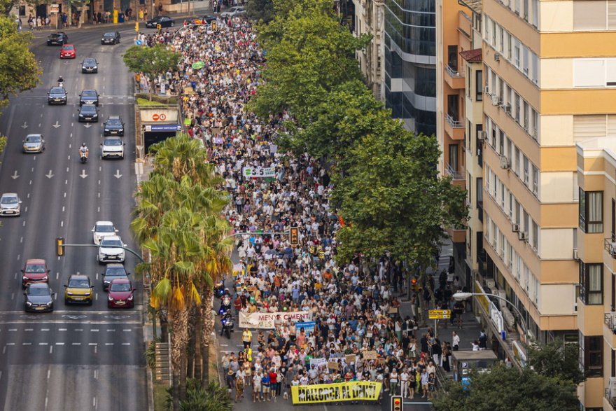 Χάος σε διαδήλωση κατά του υπερτουρισμού στη Μαγιόρκα: Οκτώ τραυματίες, πλαστικές σφαίρες και χιλιάδες διαδηλωτές, δείτε βίντεο