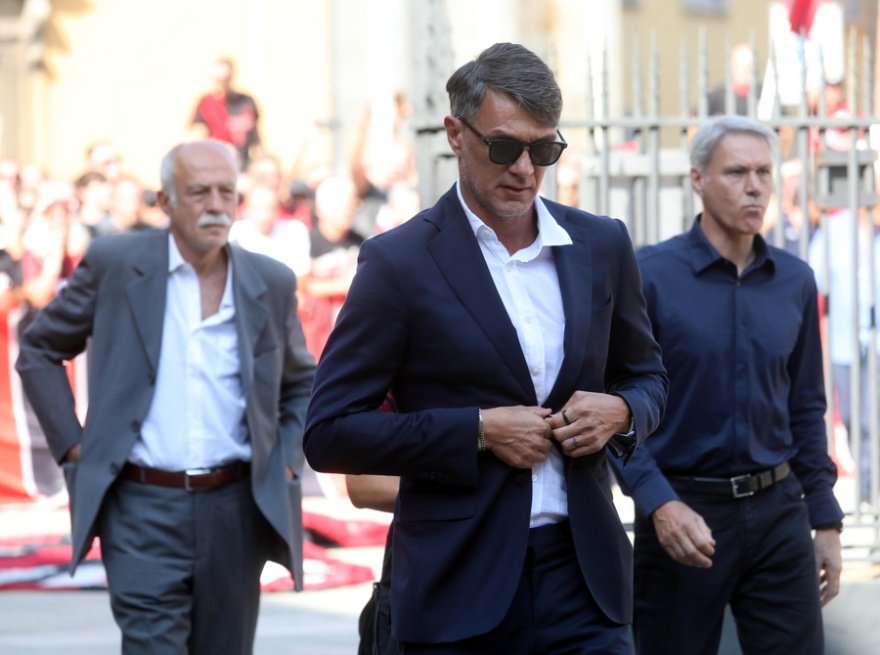Χιλιάδες κόσμου στην κηδεία του Φράνκο Μπαρέζι: Οι συμπαίκτες του κουβάλησαν το φέρετρο