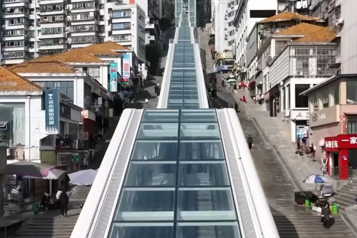 Κίνα: Σε λειτουργία το μεγαλύτερο υπαίθριο σύστημα κυλιόμενων σκαλών στον κόσμο – Σχεδόν 1 χλμ. μήκος