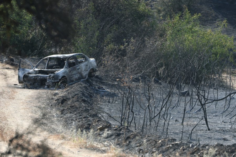 Χωρίς ενεργό μέτωπο η πυρκαγιά στο Ωραιόκαστρο μετά από ολονύχτια μάχη ‑ Κάηκαν επιχειρήσεις, 4 πυροσβέστες στο νοσοκομείο