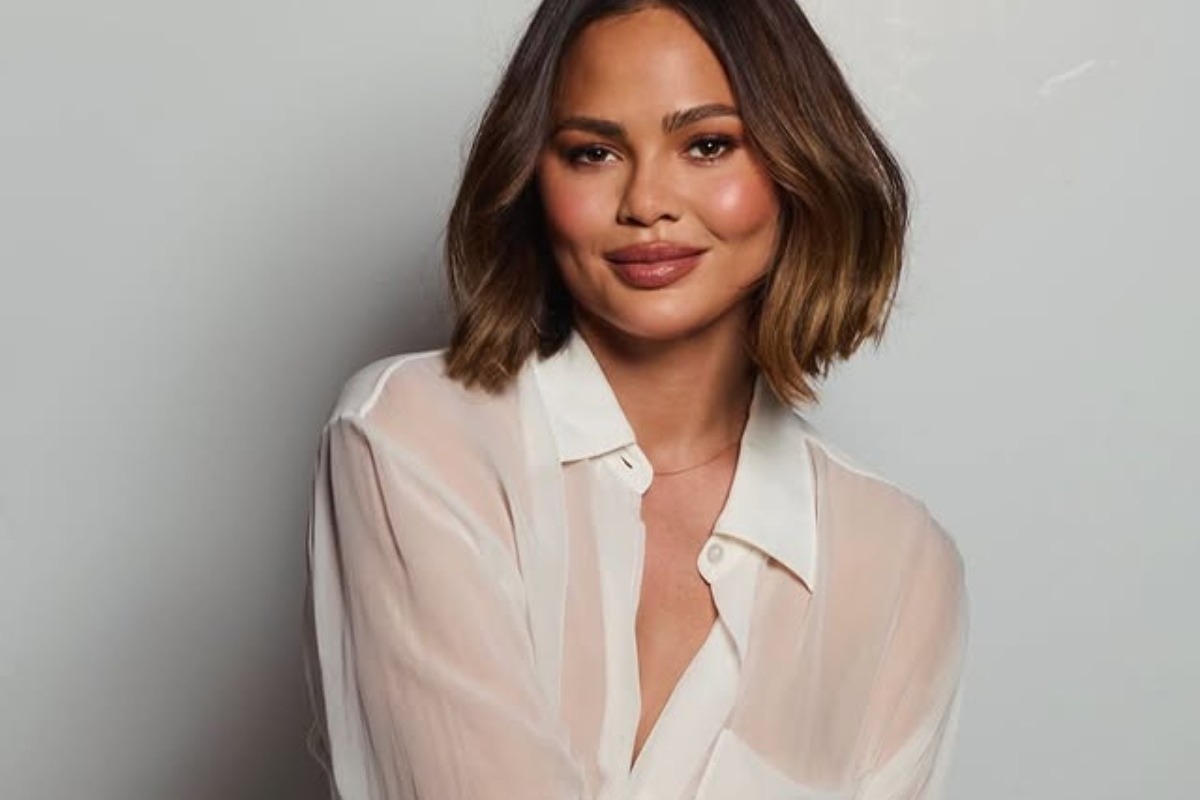 Η Chrissy Teigen με διάφανο πουκάμισο σε φωτογράφιση - «Ελπίζω να επιζήσετε μετά από αυτό»