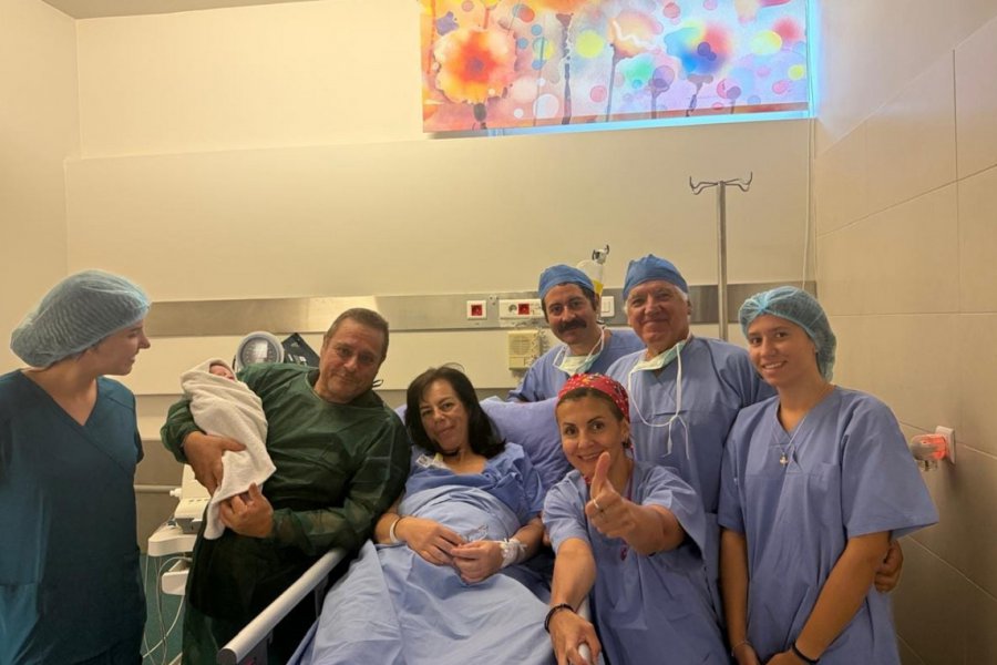Κρυοσυντήρηση εμβρύου για 22 χρόνια: Γέννησε στα 54 της υγιές κοριτσάκι – Μια ξεχωριστή ιστορία ζωής