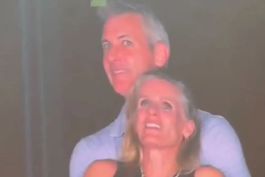 Τα «γυρίζει» η Κρίστιν Κάμποτ της viral kiss cam στους Coldplay και τα βάζει με τον CEO: «Μου είπε ψέματα ότι χώριζε»