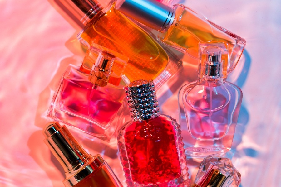 Τέλος τα αρώματα στα μπουκάλια - Τι τα αντικαθιστά και θα λατρέψεις - απίστευτα βολικό