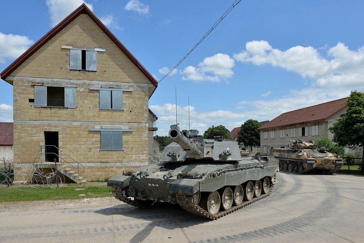 Ο λόγος που ο βρετανικός στρατός έφτιαξε ένα ψεύτικο χωριό στην Αγγλία