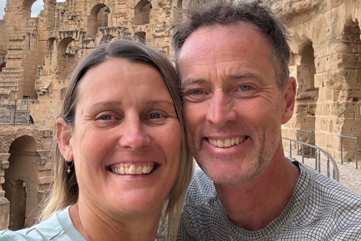 Ζευγάρι Βρετανών ξεκίνησε να ταξιδεύει σε όλο τον κόσμο με μηχανή και κατέληξε σε φυλακή του Ιράν