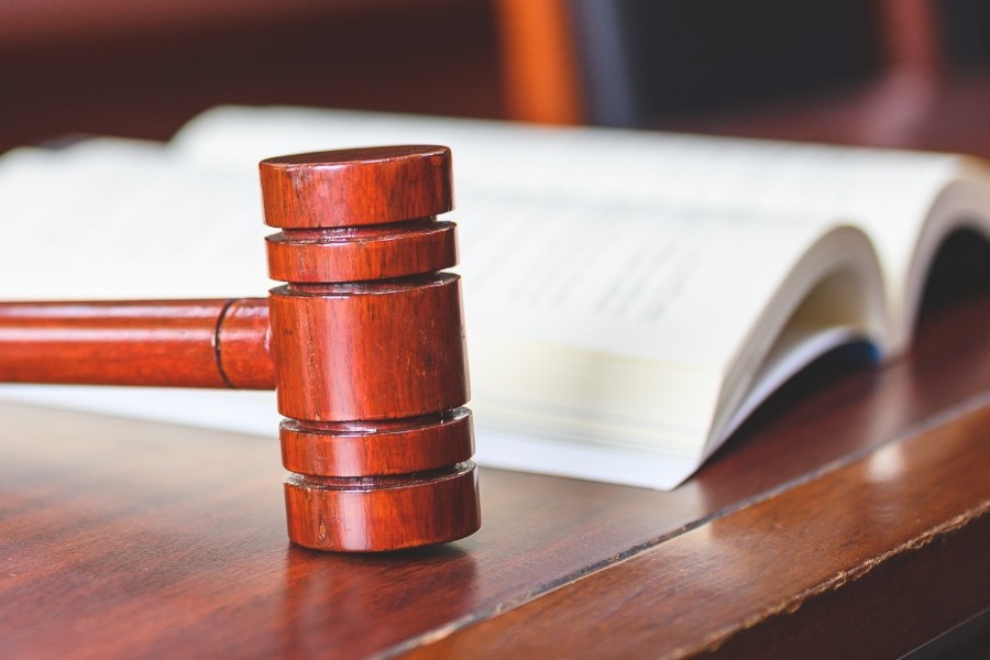 Λιποθυμικό επεισόδιο σε δικαστήριο: Κατέρρευσε ο καθηγητής που κατηγορείται για σχέσεις με ανήλικες