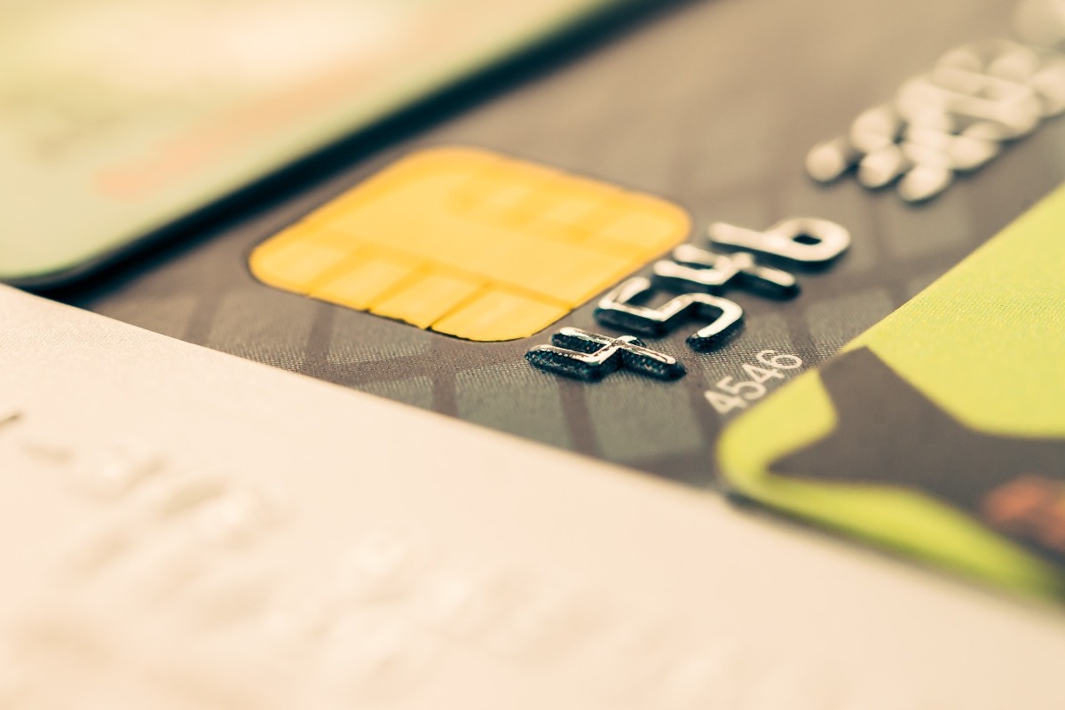 Χωρίς φράγκο στις γιορτές χιλιάδες εποχικοί – Μπάχαλο με τις προπληρωμένες κάρτες