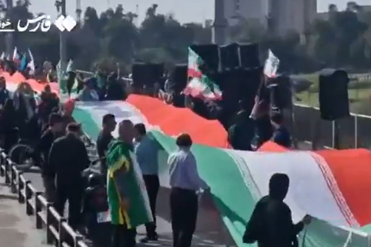 Ιράν: Το καθεστώς σχηματίζει «ανθρώπινες αλυσίδες» σε γέφυρες - Βίντεο - Πολίτες κάθε ηλικίας, κρατώντας σημαίες και απλώνοντας ένα τεράστιο εθνικό σύμβολο κατά μήκος του οδοστρώματος, ανταποκρίθηκαν στο κάλεσμα για την προ