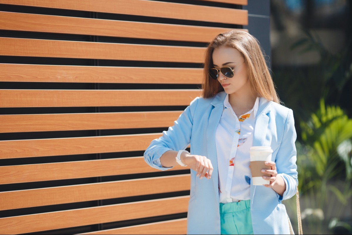 Συνηθισμένα λάθη που κάνουμε στο office look του καλοκαιριού (και πώς να τα αποφύγεις)
