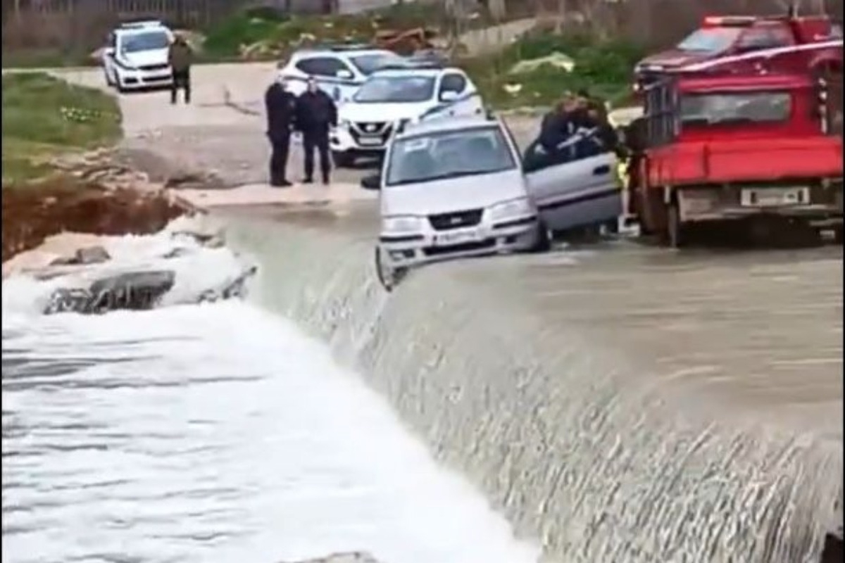 Κακοκαιρία: Οδηγός εγκλωβίστηκε στο ρέμα Μαΐστρου στην Αλεξανδρούπολη - Δείτε βίντεο - Στο σημείο έσπευσαν πυροσβέστες, αστυνομικοί αλλά και διερχόμενοι οδηγοί, για να βοηθήσουν τον οδηγό