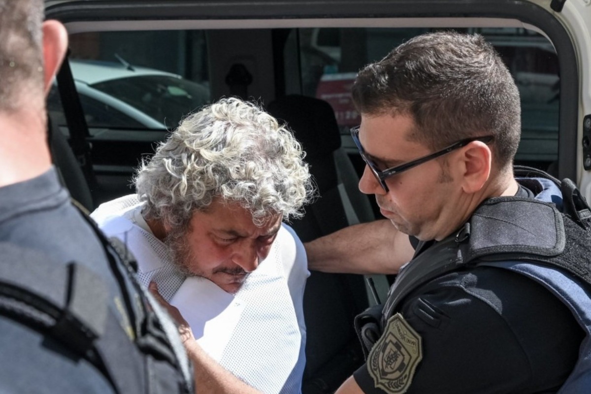 Στον εισαγγελέα ο Τζέιμς Δαλαμάγκας μετά από 27 χρόνια καταζητούμενος - Δείτε βίντεο - Ο 55χρονος συνελήφθη στην περιοχή του Αιγίου, όπου σύμφωνα με τις Αρχές ζούσε τα τελευταία 27 χρόνια χρησιμοποιώντας το όνομα «Αντώνης Τζίμας»