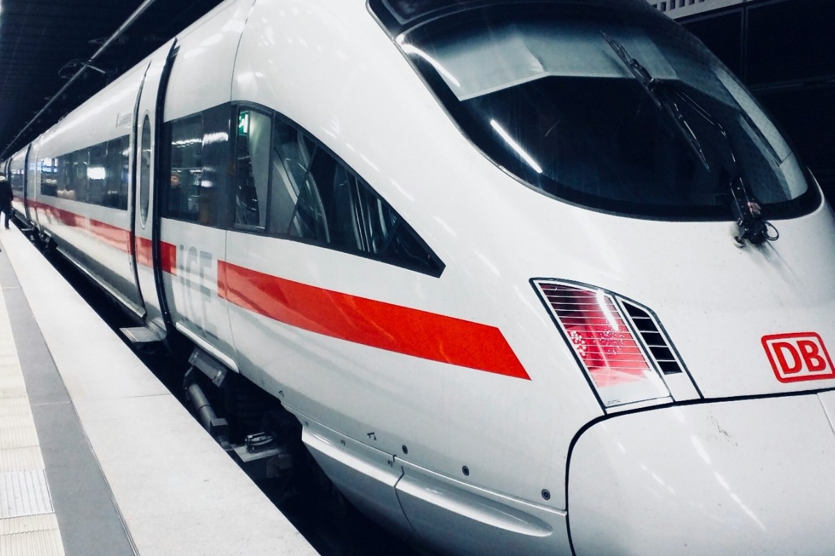 Ο Έλληνας που επιτέθηκε και σκότωσε τον Τούρκο ελεγκτή στη Γερμανία, είχε προκαλέσει κι άλλο επεισόδιο την ίδια ημέρα - Σύμφωνα με το Spiegel, πέντε ώρες πριν τη μοιραία επίθεση ο 26χρονος είχε κλωτσήσει μια πόρτα τρένου αλλά οι αστυνομικοί τον άφησαν ελεύθερο επειδή δε