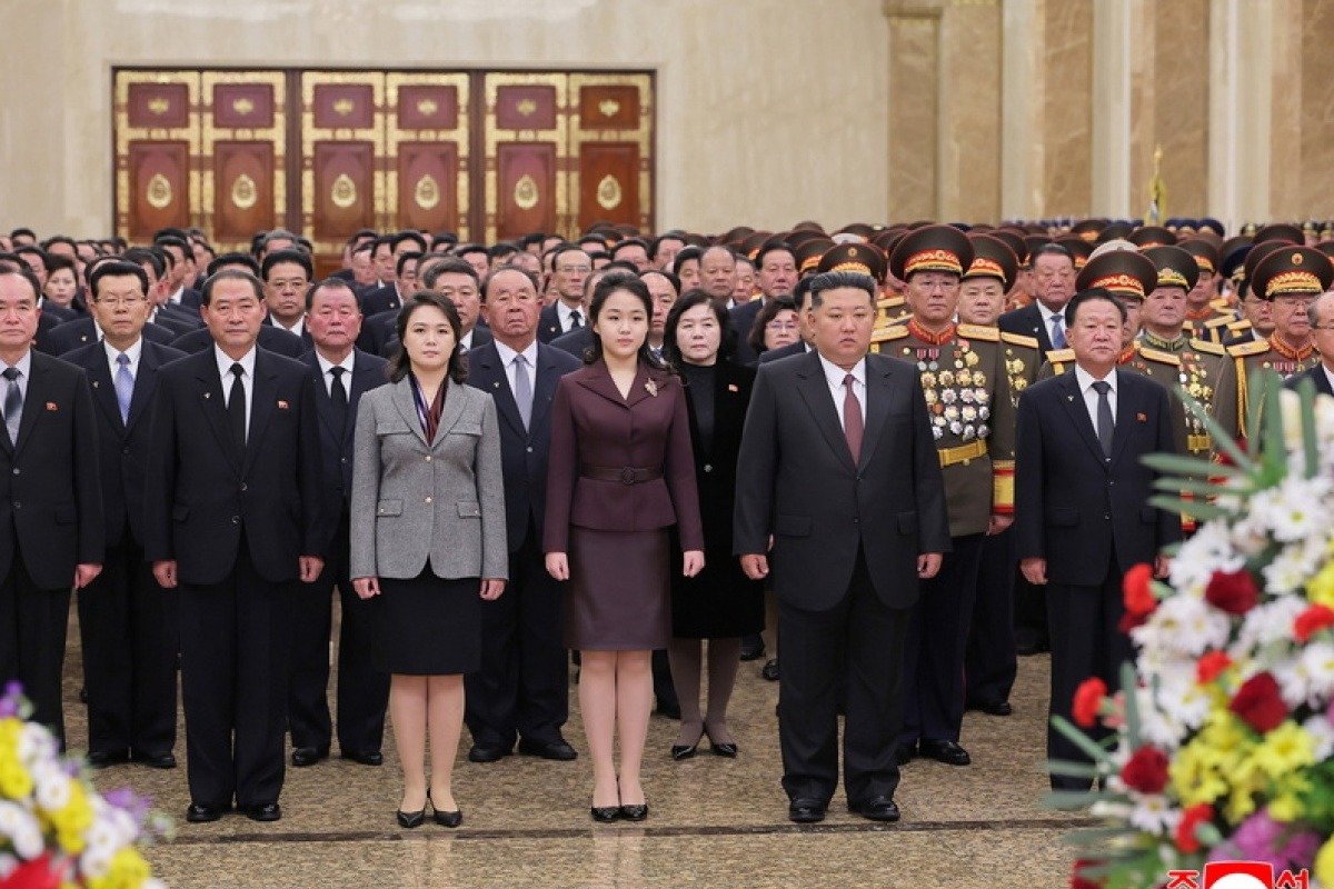 Η έφηβη κόρη του Κιμ Γιονγκ Ουν έκανε την πρώτη της επίσημη επίσκεψη στο οικογενειακό μαυσωλείο