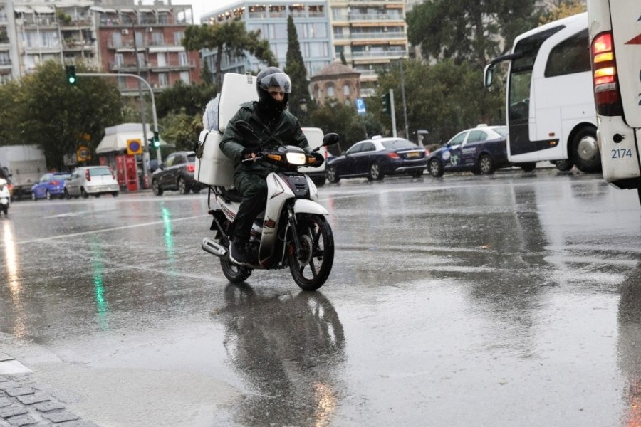 Κακοκαιρία: Αναστέλλονται οι διανομές από eFood, Wolt και Box - Όσοι το επιθυμούν μπορούν πάντα να προσέλθουν στα καταστήματα για να παραγγείλουν ή να παραλάβουν με takeaway, αναφέρει η πλατφόρμα