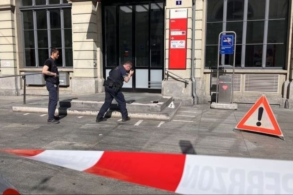 Επίθεση με μαχαίρι στην Ελβετία: Βίντεο καταγράφει τον δράστη να φωνάζει «Allahu Akbar» - Σε βίντεο αποτυπώνεται η προσπάθεια δασκάλου να θωρακίσει τους μαθητές του από την επίθεση του δράστη