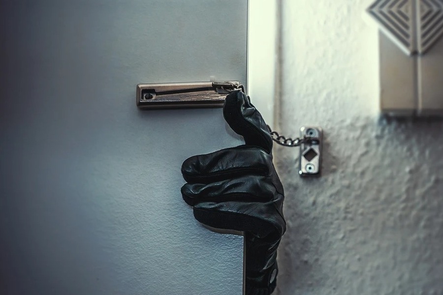 Τρομακτικές στιγμές για μια μητέρα και τον γιο της στη Θήβα: Ήρθαν αντιμέτωποι με τέσσερις ληστές που εισέβαλαν στο σπίτι τους - Κατάφεραν να τους αποσπάσουν μεγάλο χρηματικό ποσό και κοσμήματα