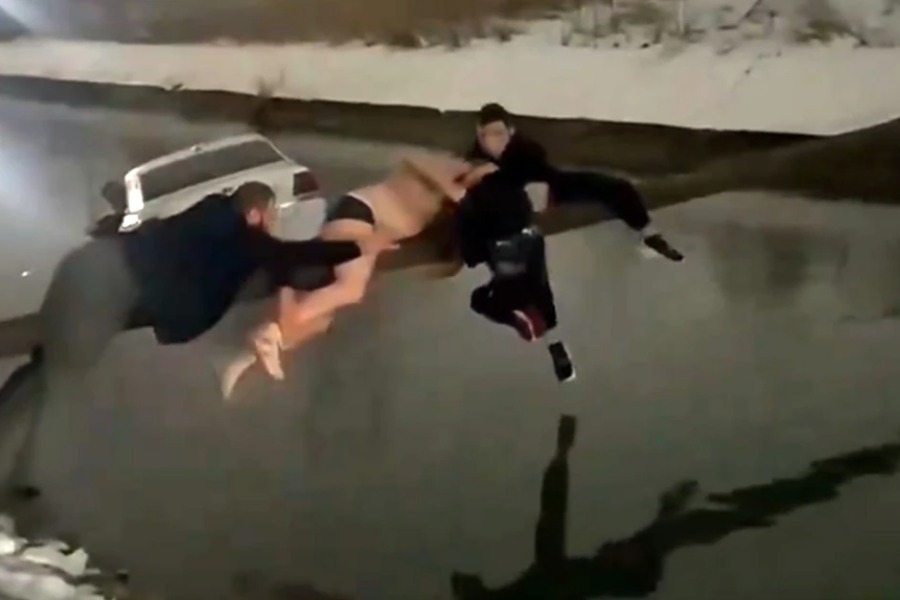 Φοβερή επιχείρηση διάσωσης από περαστικούς: Δημιούργησαν ανθρώπινη «αλυσίδα» και έσωσαν παιδί από ταξί που βυθιζόταν σε ρέμα - Η γενναία παρέμβασή τους απέτρεψε πιθανή τραγωδία