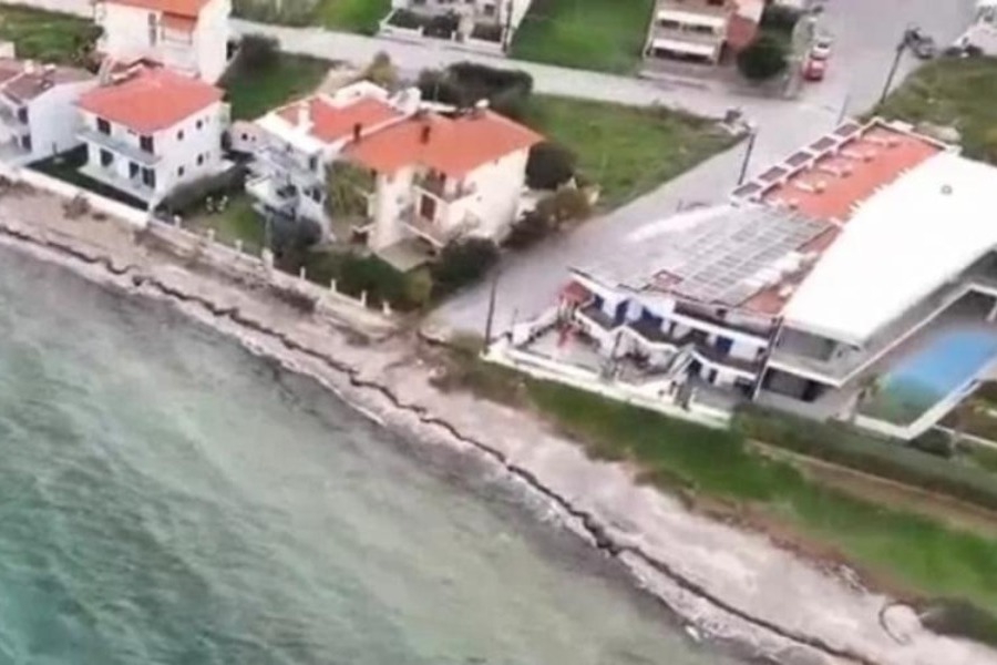 Χαλκιδική: Κινδυνεύουν σπίτια σε γνωστή περιοχή – Έρχονται κυματοθραύστες 95 μέτρων