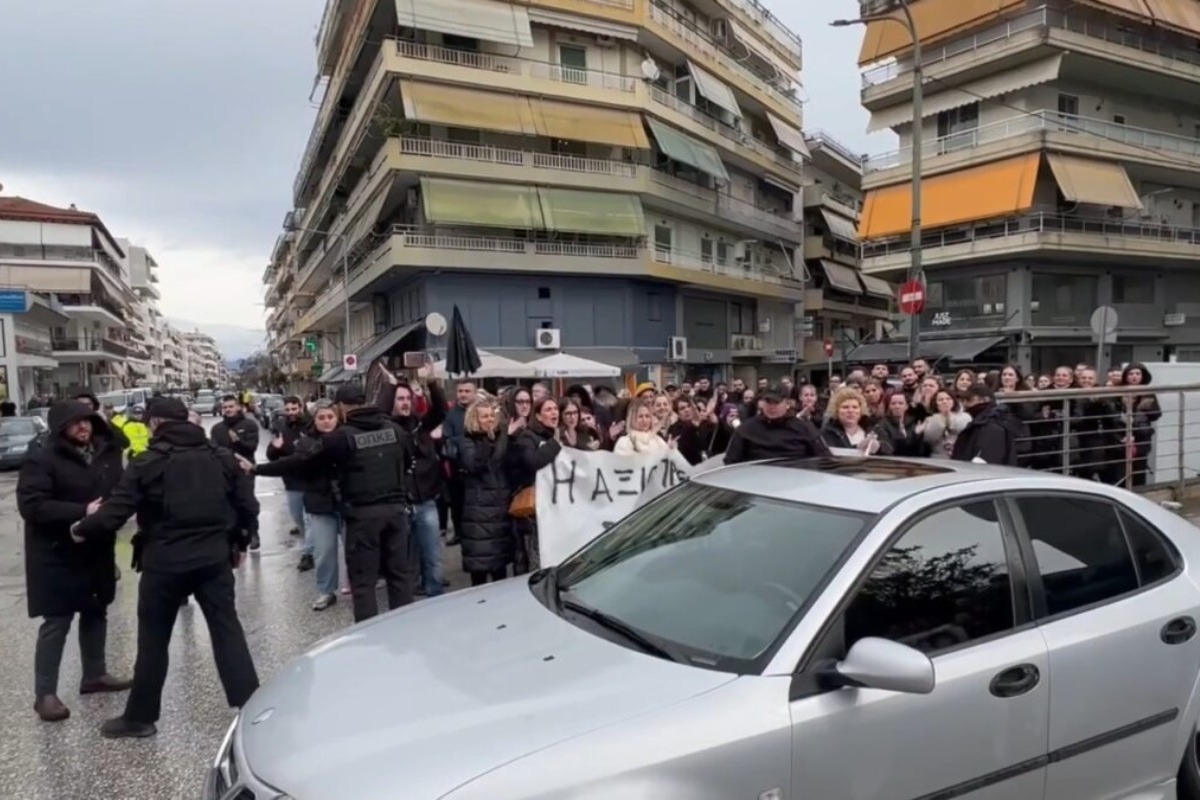 Βιολάντα: Απολογείται ξανά ο ιδιοκτήτης για την φονική έκρηξη – Έξω από το δικαστήριο και οι εργαζόμενοι ως ένδειξη συμπαράστασης