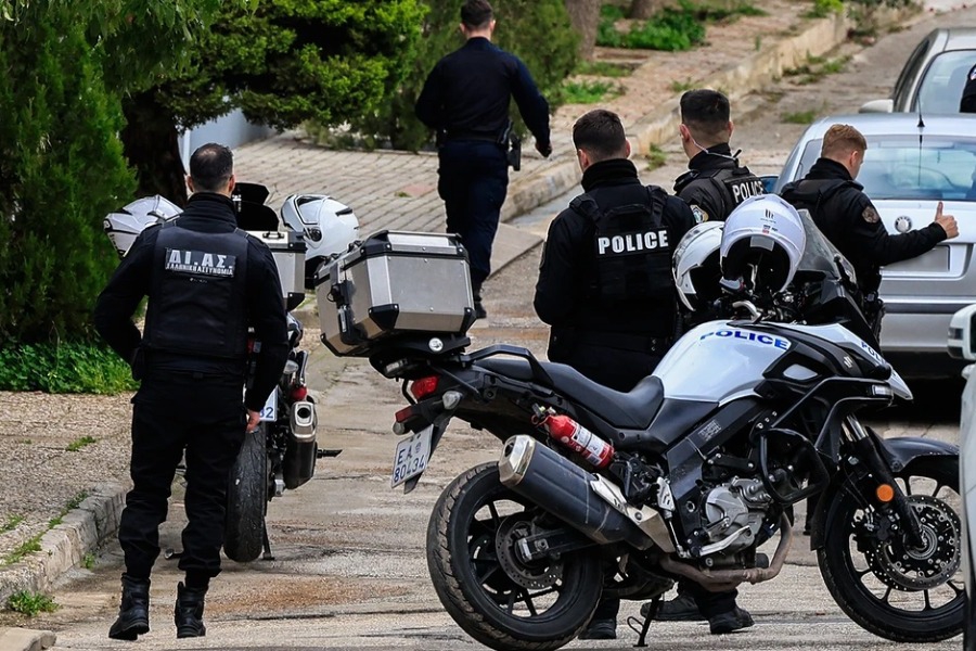 Αποκαλύψεις για τον 46χρονο που σκότωσε τον πατέρα του στη Γλυφάδα: Γιατί έμεινε 4 χρόνια στη φυλακή για τη δολοφονία της μητέρας του - Κάτοικος της περιοχής ειδοποίησε τις Αρχές, καταγγέλλοντας ότι άκουσε κραυγές βοήθειας από το θύμα