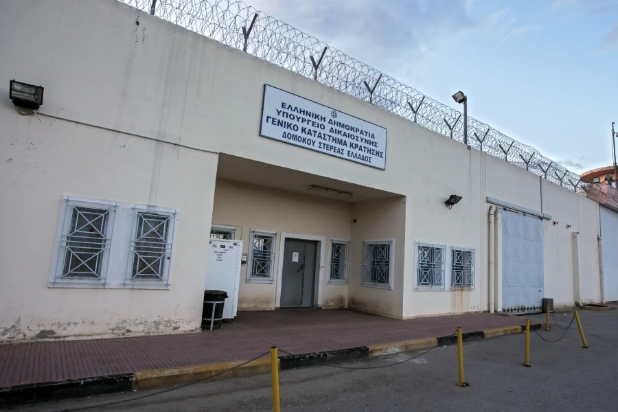 Συνελήφθη ο αρχιφύλακας των φυλακών Δομοκού για συνέργεια σε φόνο - Η υπόθεση αφορά τη δολοφονία του Αντώνη Παπαδάτου, την Κυριακή, σε χώρο της φυλακής, παρουσία του αρχιφύλακα, ενός Βούλγαρου βαρυποινίτη και, πιθανόν,