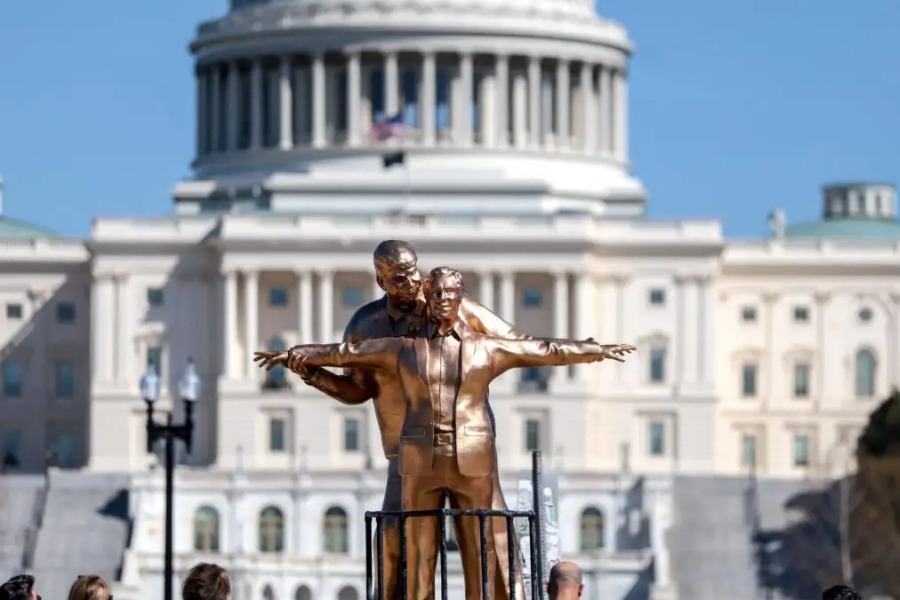 Αγαλμα Τραμπ – Επστάιν στην Ουάσιγκτον εμπνευσμένο από τη διάσημη σκηνή του «Τιτανικού»: «I’m the king of the world» - Ο τίτλος του έργου «Ο βασιλιάς του κόσμου» αποτελεί μια αναφορά στην ατάκα του Λεονάρντο Ντι Κάπριο ενώ αγκάλιαζε την αγαπημένη του, Ρόουζ, που υποδυό