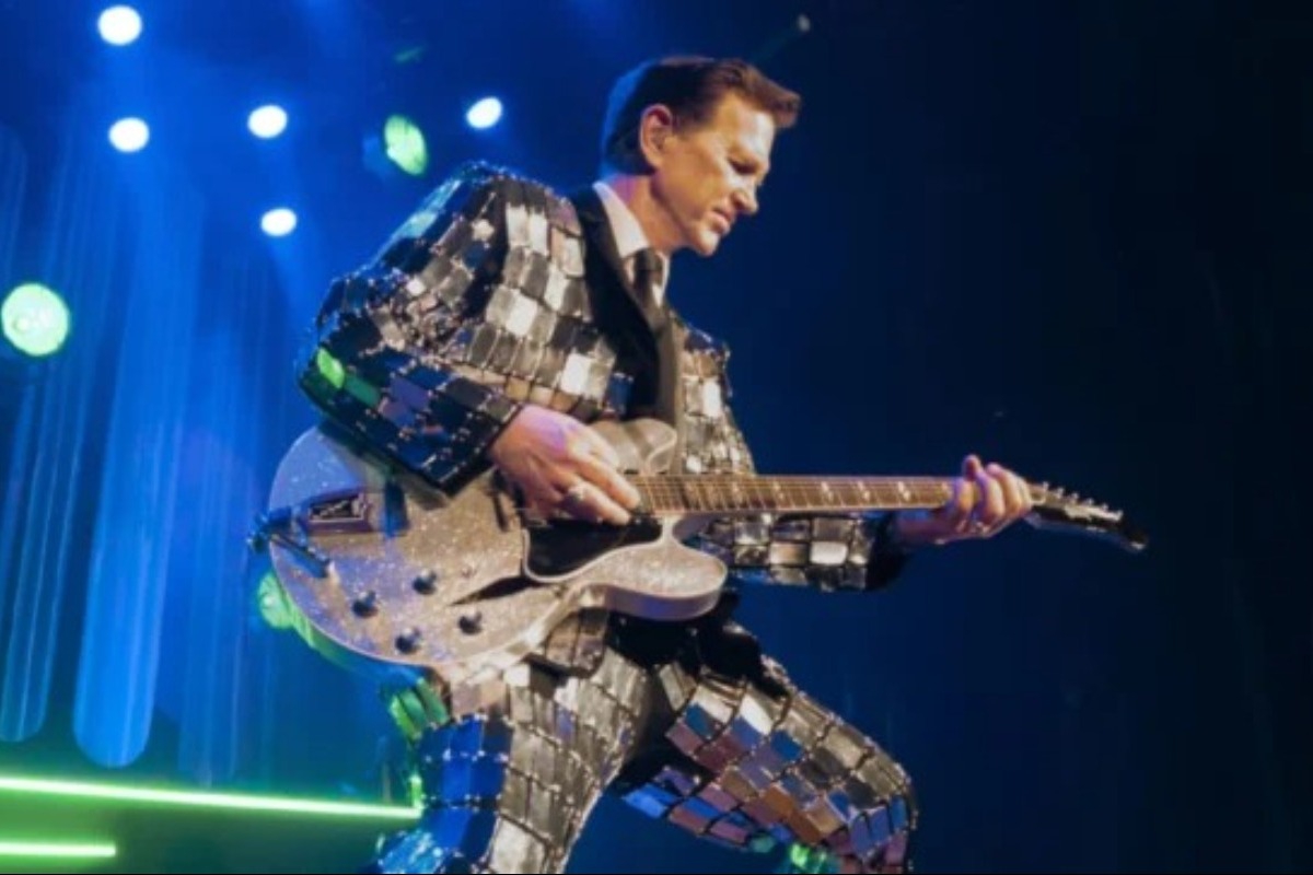 Δεν είναι απλά μια ακόμα συναυλία: Ο Chris Isaak φέρνει το πιο αισθησιακό live του καλοκαιριού