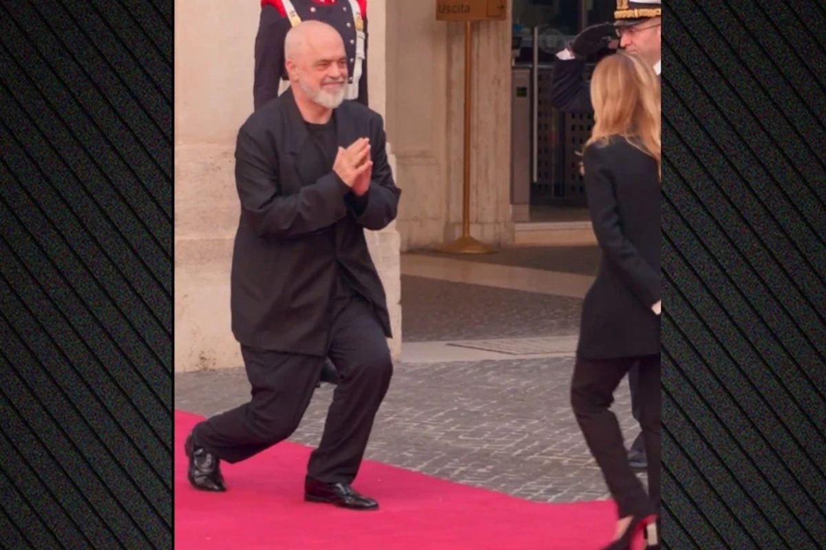 Το έκανε πάλι ο Ράμα: Γονάτισε ξανά μπροστά στην Μελόνι κατά την επίσκεψή του στην Ιταλία - Δείτε βίντεο