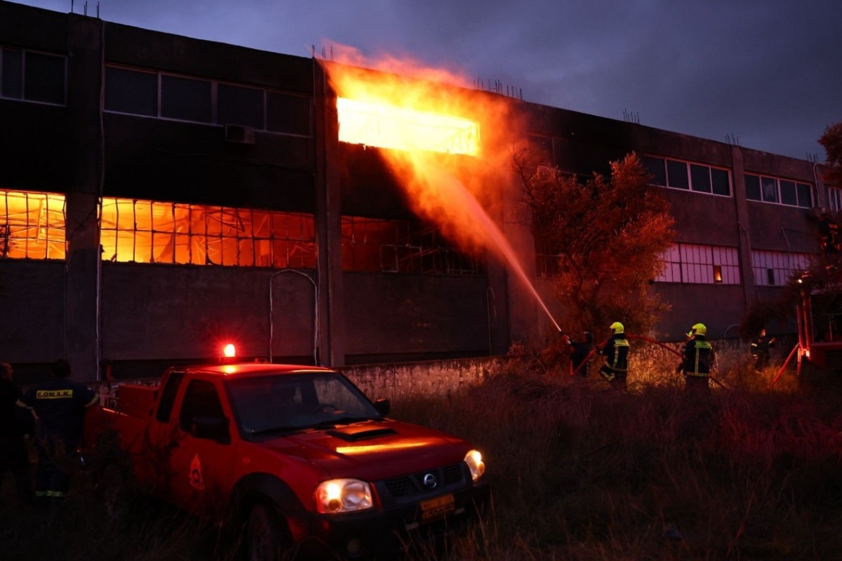 Φωτιά στα Σπάτα: Επεκτάθηκε και σε διπλανό κτίριο ‑ Ενισχύθηκαν οι πυροσβεστικές δυνάμεις