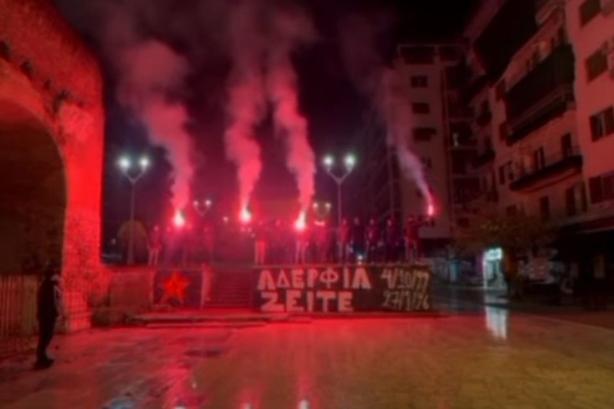 ΠΑΟΚ: Η Θύρα 4 τίμησε τη μνήμη των επτά οπαδών με πυρσούς στην Καμάρα - Τα μέλη του ιστορικού συνδέσμου φιλάθλων του Δικεφάλου τίμησαν τη μνήμη των συνοπαδών τους που έχασαν τη ζωή τους στο τροχαίο δυστύχημα στη Ρουμανία