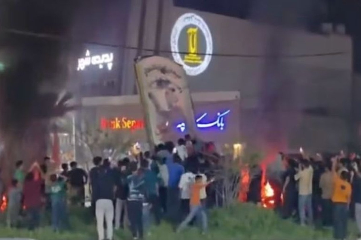 Iράν: Πλήθος κατέστρεψε μνημείο του Χαμενεΐ - «Ονειρεύομαι; Γεια σου καινούργιο κόσμε!» - Πλήθος Ιρανών έριξε ένα μνημείο του εκλιπόντος Ανώτατου Ηγέτη Αγιατολάχ Αλί Χαμενεΐ σε πόλη του νότιου Ιράν