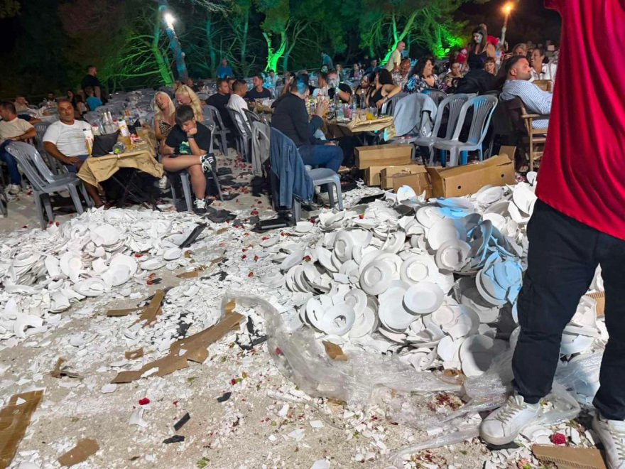 Έφεραν κλαρκ με παλέτες πιάτα σε πανηγύρι στη Ζάκυνθο και τα έσπασαν στην πίστα, δείτε εικόνες και βίντεο