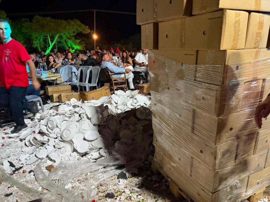 Έφεραν κλαρκ με παλέτες πιάτα σε πανηγύρι στη Ζάκυνθο και τα έσπασαν στην πίστα, δείτε εικόνες και βίντεο