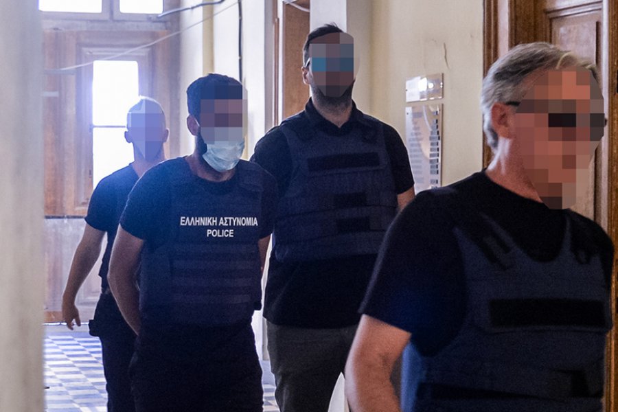 Εγώ έτρωγα εκείνη την ώρα, χτύπησε το κουδούνι νομίζοντας ότι έλειπα: Η απολογία του 41χρονου για τον θάνατο της διασώστριας στη Σύρο - Η υπεράσπιση των κατηγορουμένων μέσω του βιντεοληπτικου υλικού απομονώνει καρέ όπου φαίνεται το μπουφάν της 40χρονης να έχει  χτυπηθεί από το μαχαίρι 