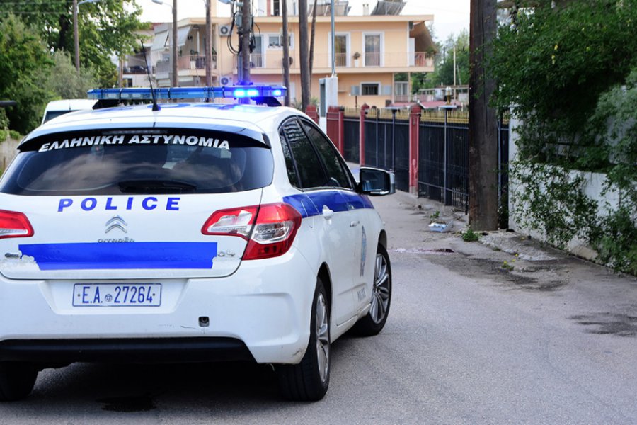 Εγκληματική οργάνωση με μέλη 17 έως 21 ετών νοίκιασαν σπίτι και το μετέτρεψαν σε τηλεφωνικό κέντρο» για απάτες - - Συνελήφθησαν 6 νεαροί - Παρίσταναν υπαλλήλους εταιρείας παροχής ηλεκτρικής ενέργειας και εξαπατούσαν ηλικιωμένους να αφήνουν χρήματα και χρυσαφικά έξω