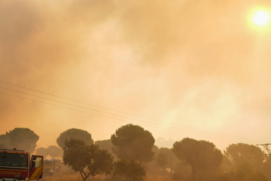 Εικόνες Αποκάλυψης σε Γαλλία και Ισπανία: Νέος καύσωνας «απειλεί» να αναζωπυρώσει τα πύρινα μέτωπα - Από τις μεγαλύτερες καταστροφές μετά τον Β` Παγκόσμιο Πόλεμο -Περισσότεροι από 300.000 ανθρώπους έχουν απομακρυνθεί από τις εστίες τους - Οι αρχές προ