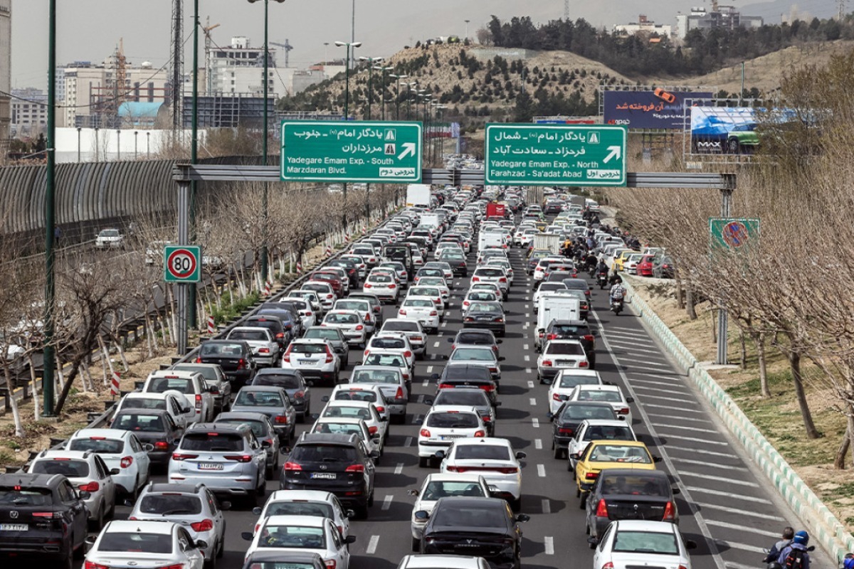 Εγκαταλείπουν μαζικά στην Τεχεράνη οι Ιρανοί: Ουρές σε σούπερ μάρκετ και βενζινάδικα, δείτε φωτογραφίες - Ο ανώτατος φορέας εθνικής ασφάλειας του Ιράν είχε προηγουμένως συμβουλεύσει τους κατοίκους να εξετάσουν το ενδεχόμενο να εγκαταλείψουν την πόλη για λό