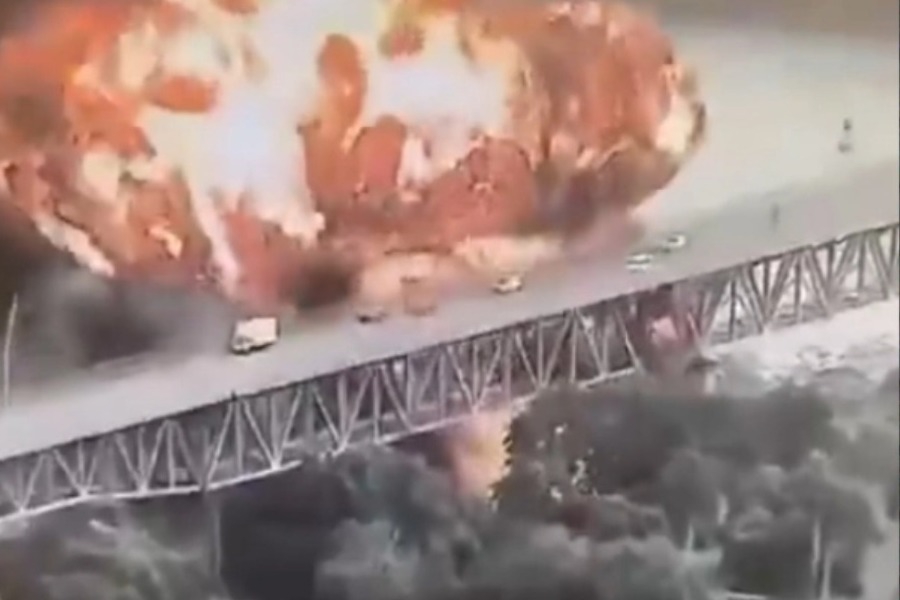Βίντεο από τη μεγάλη έκρηξη σε βυτιοφόρο στη διώρυγα του Παναμά που τύλιξε στις φλόγες την «Γέφυρα της Αμερικής» - Η στιγμή της έκρηξης καταγράφηκε σε βίντεο, όπου διακρίνονται τεράστιες φλόγες να υψώνονται πάνω από το οδόστρωμα