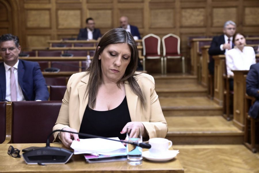 Έκρηξη της Ζωής Κωνσταντοπούλου στη Βουλή όταν ο Θεόφιλος Ξανθόπουλος επιχείρησε να κεράσει γλυκά για τη γιορτή του - «Δεν πρέπει να εκπέμπουμε μια παρεΐστικη κατάσταση που όλοι μαζί τρώμε και πίνουμε», την ώρα που συζητούνται οι υποκλοπές, ανέφερε η πολιτική αρχηγός