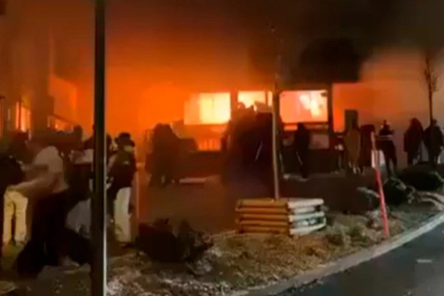 Έκρηξη σε μπαρ στο θέρετρο σκι Κραν Μοντανά στην Ελβετία: Τουλάχιστον 10 νεκροί, πολλοί τραυματίες - Τοπικά ΜΜΕ αναφέρουν ότι η έκρηξη και η πυρκαγιά μπορεί να προκλήθηκαν από πυροτεχνήματα κατά τη διάρκεια μουσικού event στο δημοφιλές μπαρ Le Constel