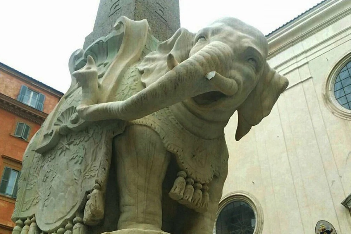 Βανδάλισαν ιστορικό γλυπτό στη Ρώμη: Αγνωστοι έσπασαν τον χαυλιόδοντα του «Μικρού Ελέφαντα» - Bίντεο - Ο αριστερός χαυλιόδοντας βρέθηκε σπασμένος και πεσμένος στη βάση του μνημείου στην καρδιά της Ρώμης, ανακοίνωσαν οι αρχές, πρόκειται για έργο του διάσ