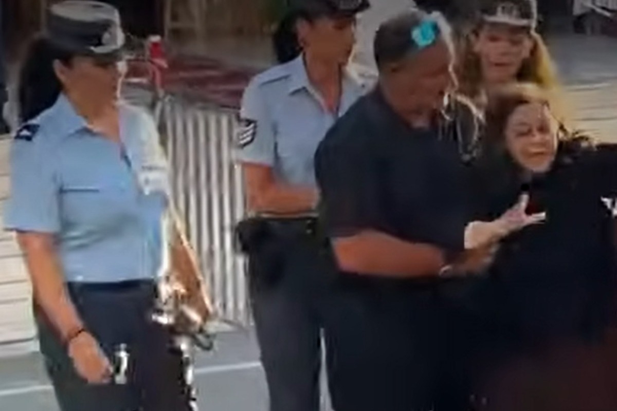 Ένταση στην κηδεία του Γιώργου Μαζωνάκη: Η Ελένη Λουκά διέκοψε την τελετή με φωνές και ύβρεις