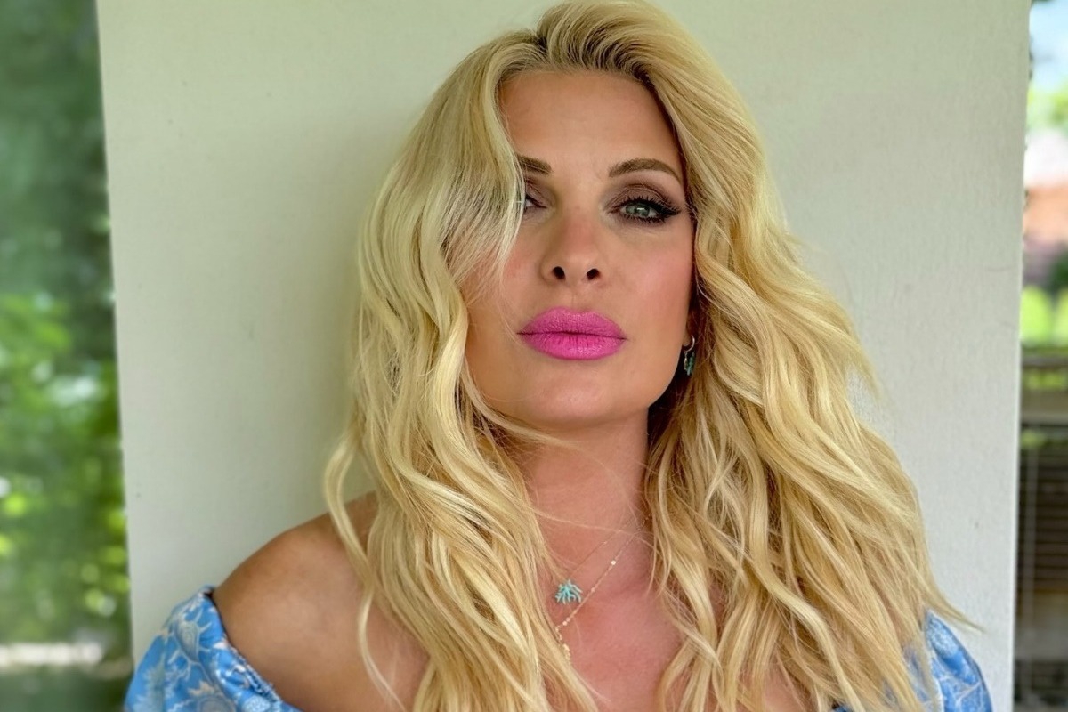 Ελένη Μενεγάκη: Οι φωτογραφίες με τον νάρθηκα στο χέρι και η απάντησή της