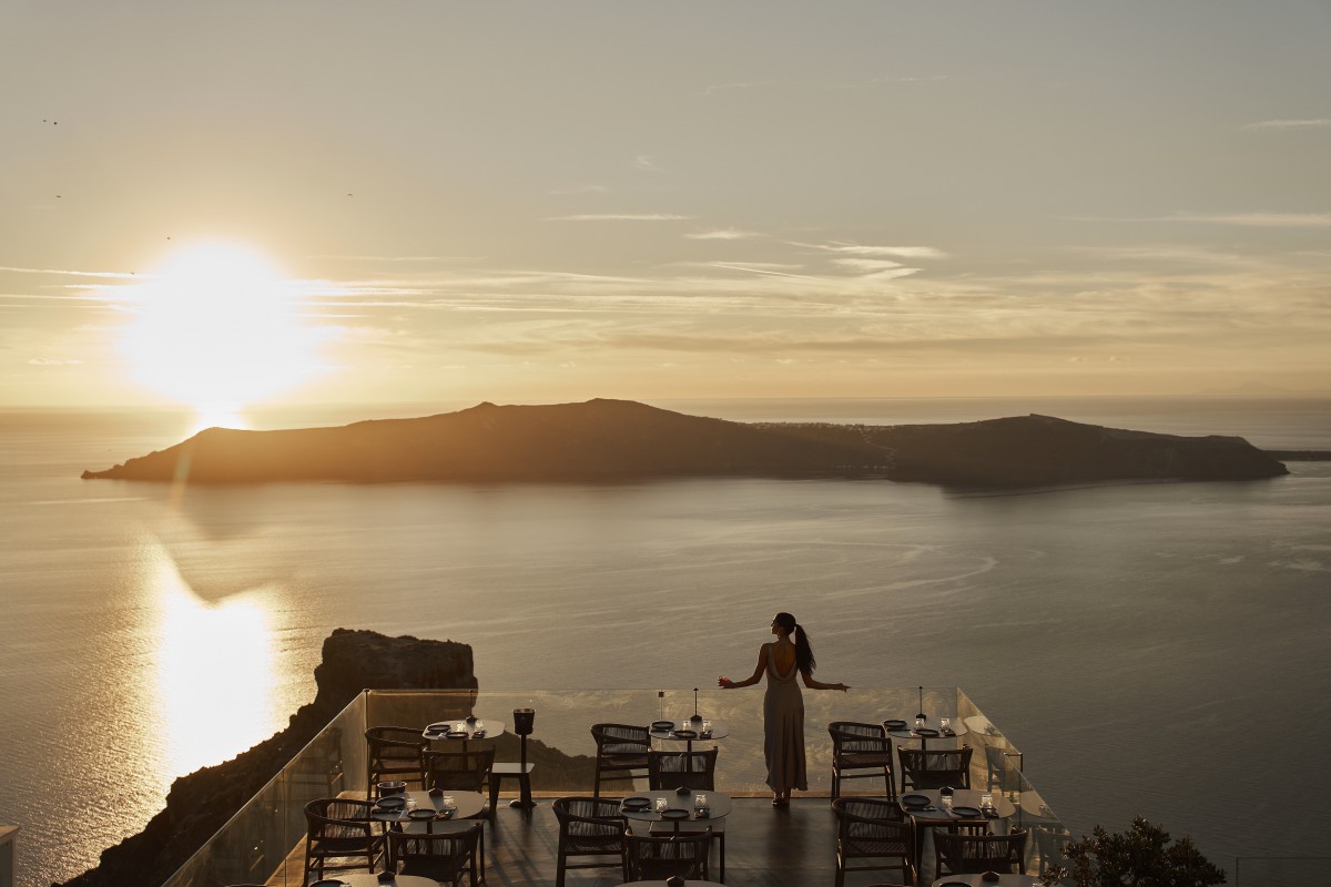 MAVRO Santorini: Το all‑black εστιατόριο της Σαντορίνης μπαίνει σε νέα εποχή γαστρονομίας