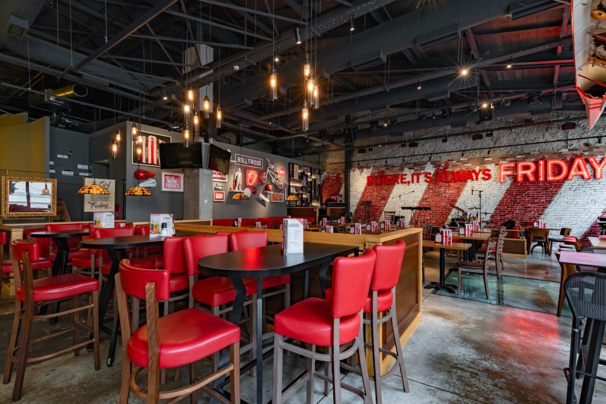 TGI FRIDAYS LOFT Καπνικαρέας: Stand-up comedy, Quiz και Karaoke στο νέο πρόγραμμα